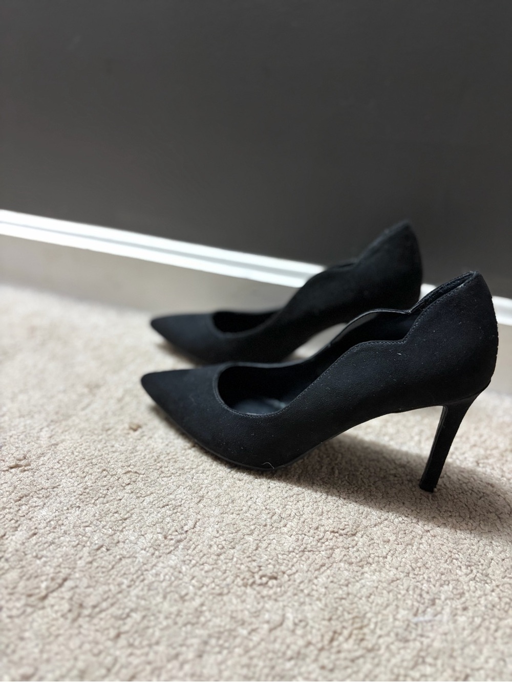 Nine West Black Pointed-Toe, Scalloped Heel